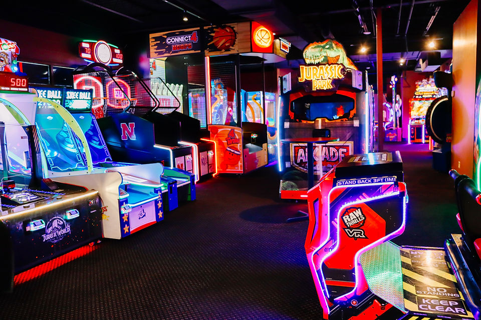picture of multiple arcade games at king's entertainment