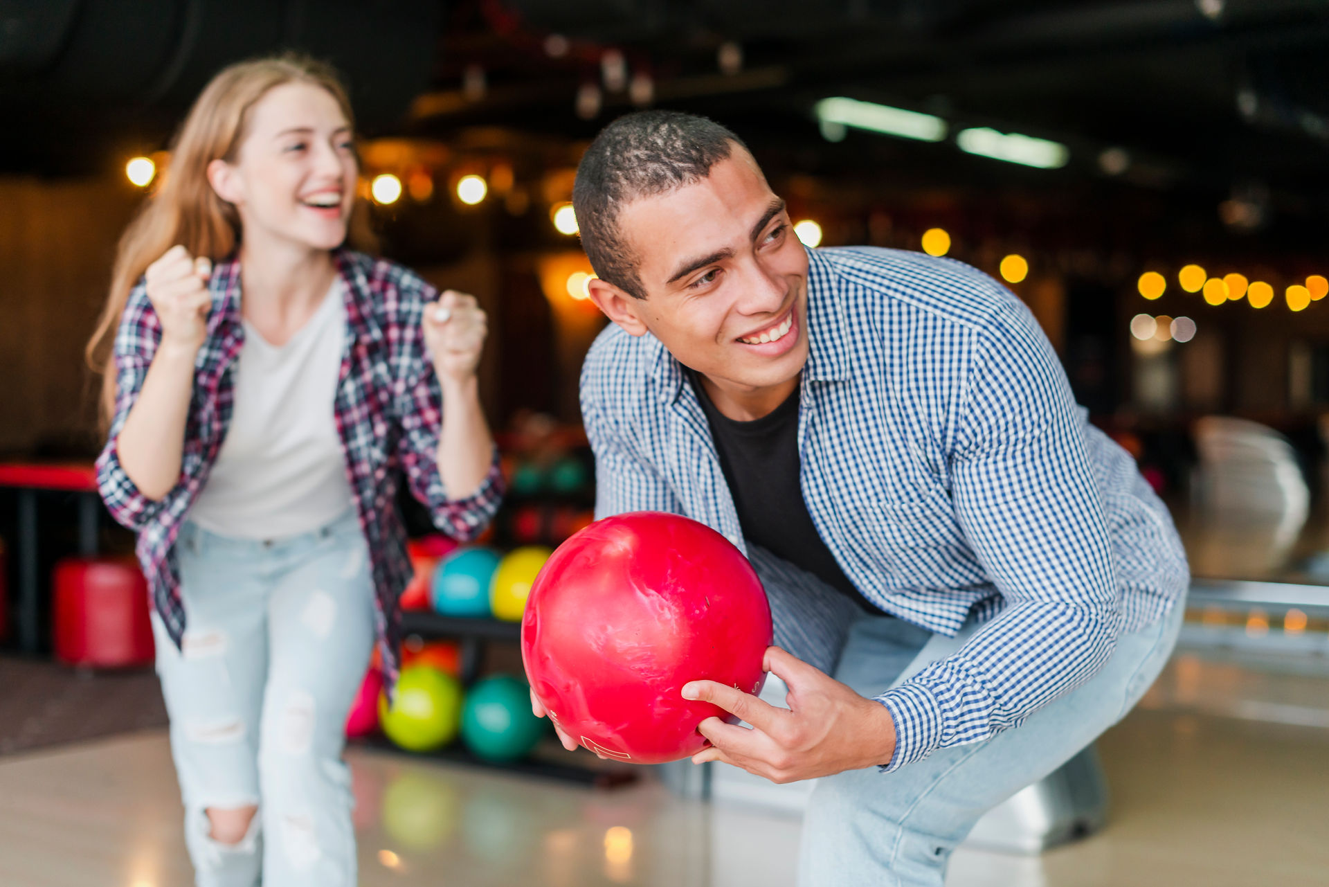 couple bowling together at king's entertainment